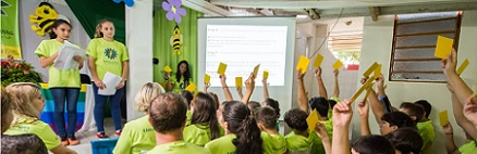  crianças na escola simulando votação em uma assembleia 