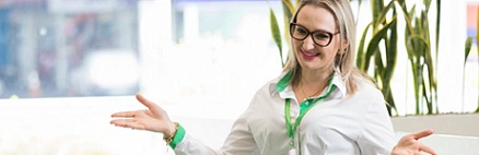  colaboradora e integrante do programa sorrindo de braços abertos 