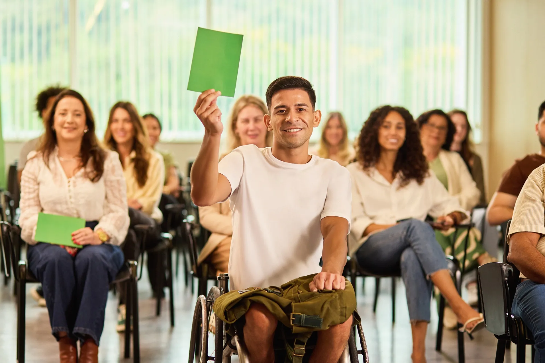  Participante da Assembleia 2018 depositando papel em uma urna de votação 