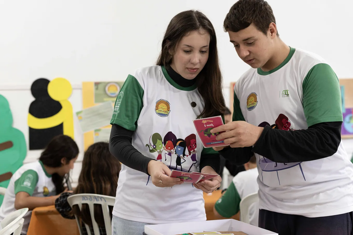  crianças na escola simulando votação em uma assembleia 