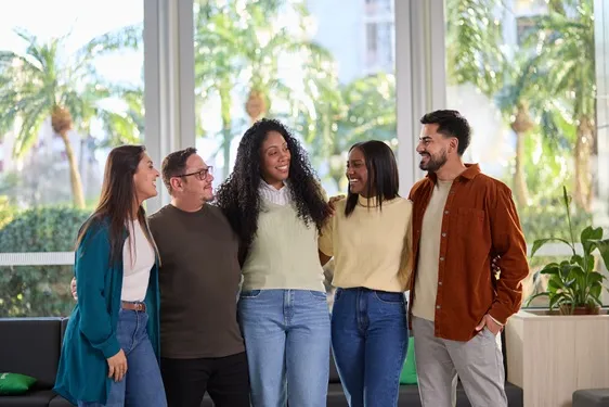  colaboradora e integrante do programa sorrindo de braços abertos 