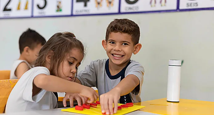  Crianças brincando enquanto aprendem 