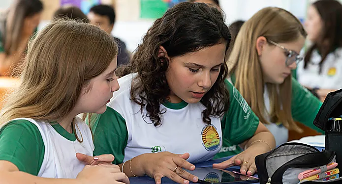 Adolescentes em aprendizado escolar 